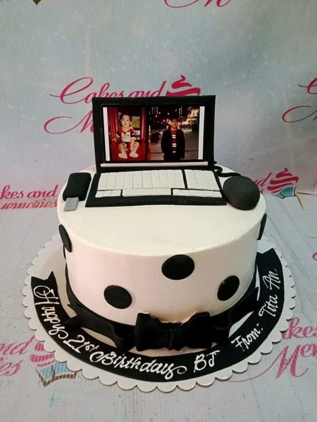 Laptop The Flash Cake Design