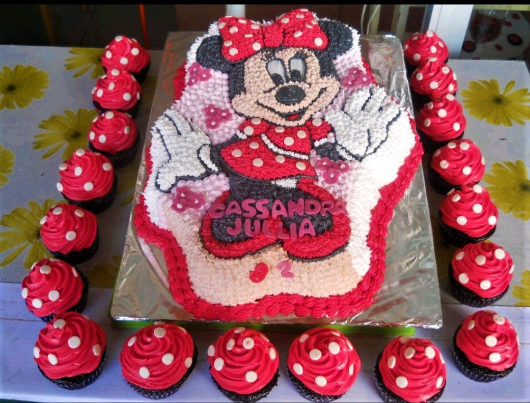 Minnie Mouse character cake with red and white polka dot cupcakes and pink icing message for Cassandra Jullia. Minnie Mouse character cake with red and white polka dot cupcakes and pink icing message for Cassandra Jullia.