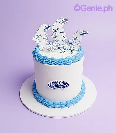 White 1-tier cake with NewJeans bunny printout toppers and blue piped borders White 1-tier cake with NewJeans bunny printout toppers and blue piped borders