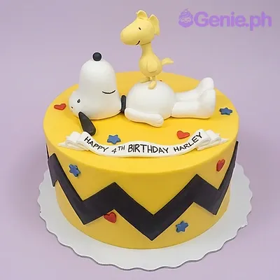 Yellow 1-tier cake with Snoopy and Woodstock figures and a Happy Birthday banner Yellow 1-tier cake with Snoopy and Woodstock figures and a Happy Birthday banner
