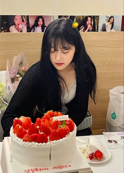 Strawberry Cake cake design — 1 layer soft icing cake in white — with fresh strawberries, small white label tag, piped icing border, and custom "생일축하해 예림아♥" message Strawberry Cake cake design — 1 layer soft icing cake in white — with fresh strawberries, small white label tag, piped icing border, and custom "생일축하해 예림아♥" message
